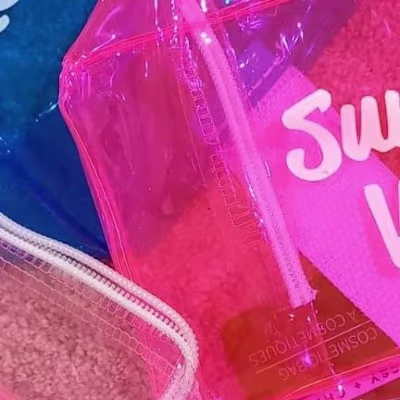 mokka🤍 on Instagram: “BEAUTY BAGS de plástico muy cómodas y li…