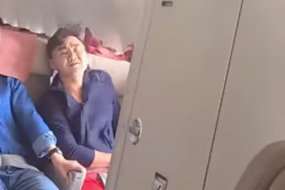 NGERI! Penumpang Buka Paksa Pintu Pesawat