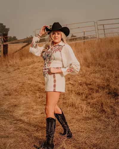 Kenzie Calvert on Instagram: “Give em the ole razzle dazzle! Pai