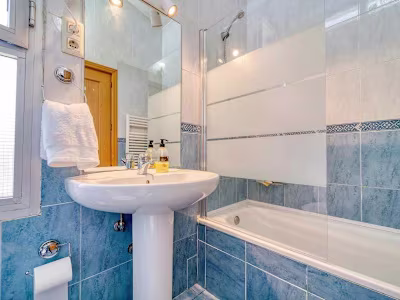 The Top Color Combinations for Bathroom Tiles in 2025