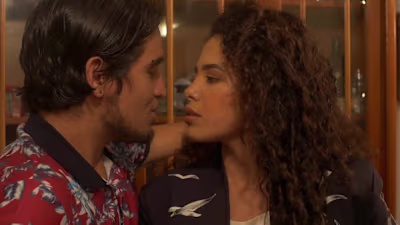 Feature Film - Tres son multitud, cuatro es un desastre