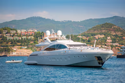 How Much Does It Cost To Charter A Yacht? (Pricing Charts Inclu…