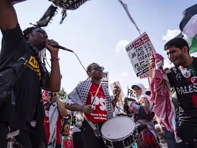 Thousands gather in Union Park on first day of DNC to demand...