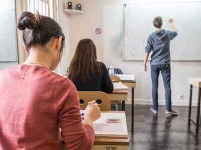 Build a marketing strategy for a langage school.