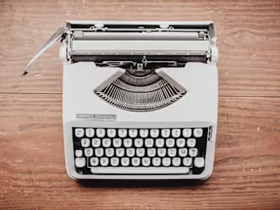 BLOG WRITER AND EXCLUSIVE TYPEWRITER