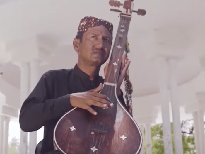 GOLOOTLO AZAADI 