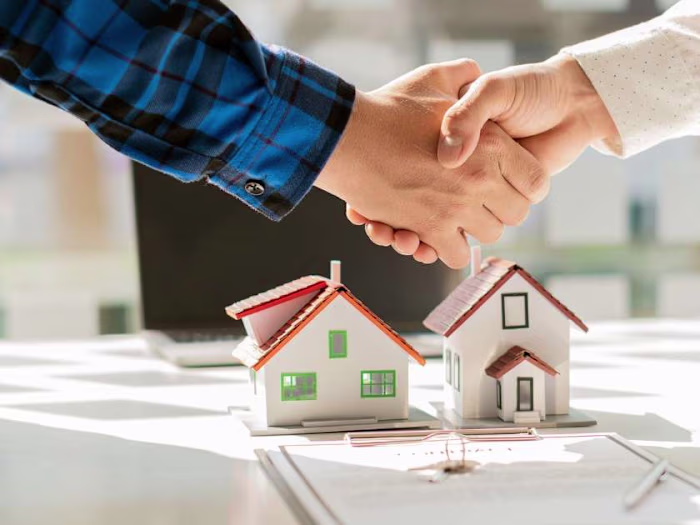 How to Wholesale Real Estate: 7 Tips for Beginners & Pros