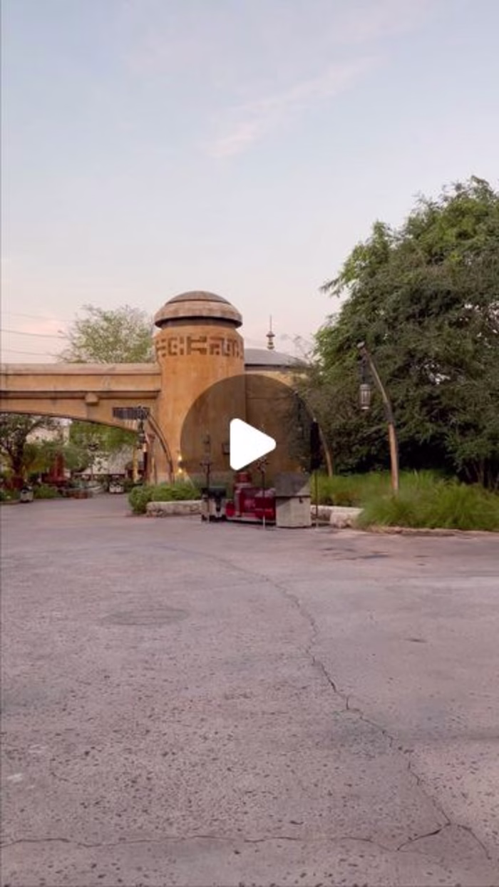 Kira Pogge on Instagram: “Our morning in Star Wars Galaxy’s Edg…