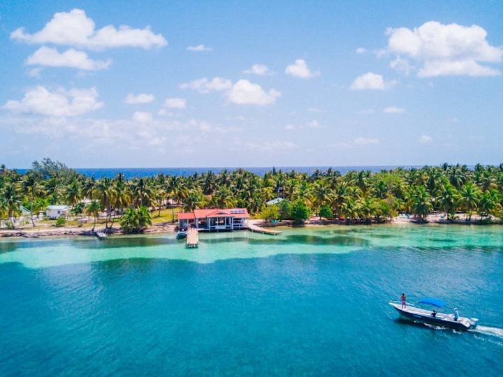 Cover image for Belize: The Small Caribbean Nation with More Than 400 Islands