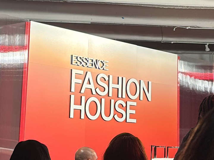 Cover image for Essence Fashion House