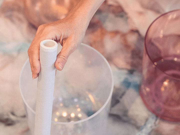 Cover image for Crystal Bowls: The Healing Power of Sound