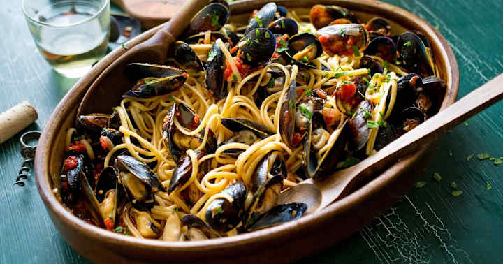 Cover image for The Fifteen Minute Dinner: Mussels with Pasta and Veggies!