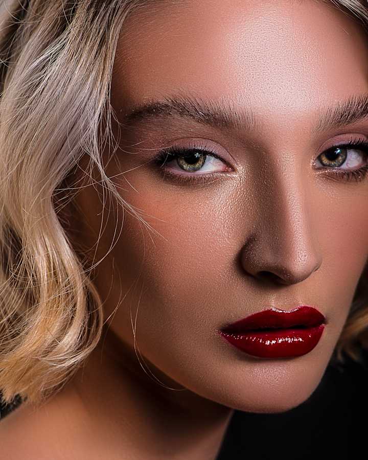 Cover image for HIGH-END RETOUCHING