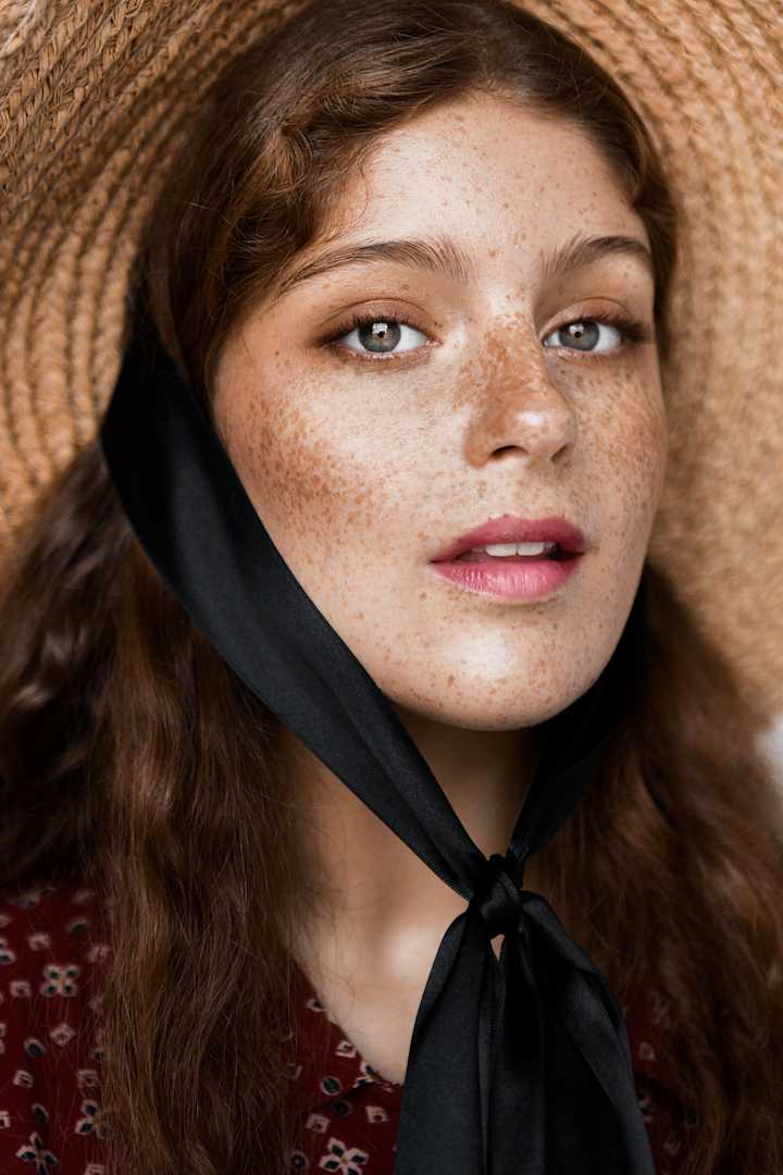 Cover image for Retoucher Jenia Mebonia 