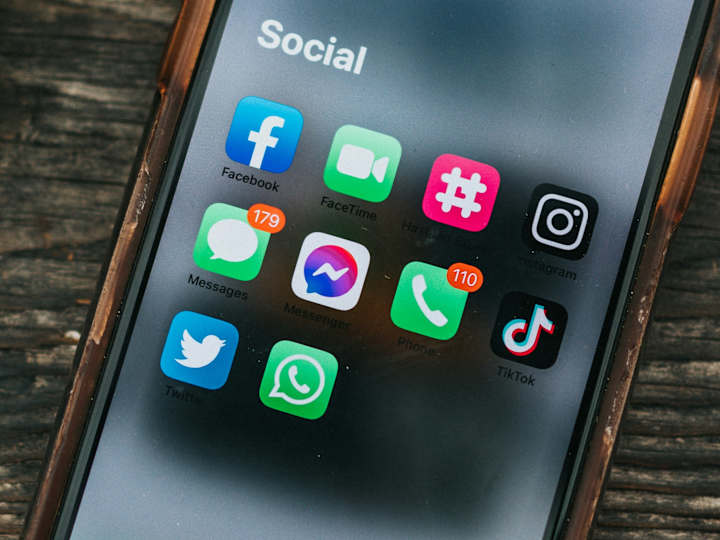 Cover image for Social Media Visual Branding