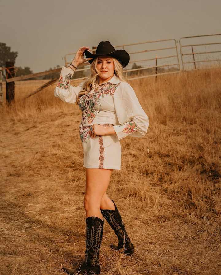 Cover image for Kenzie Calvert on Instagram: “Give em the ole razzle dazzle! Pai