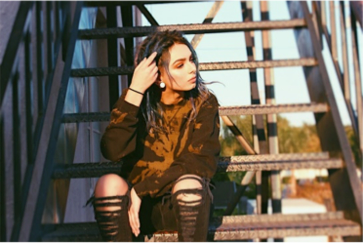 Cover image for Zhavia Artist Bio