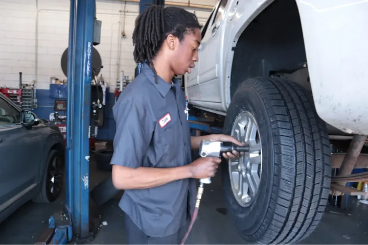 Cover image for Difference Between An Auto Mechanic And Auto Body Specialist