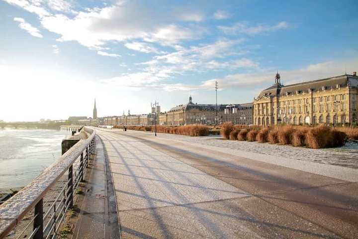 Cover image for Hey Explorer: 25 Fun Things to Do in Bordeaux