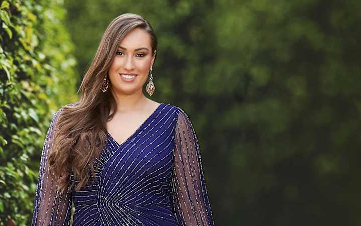 Cover image for Isabella Fashions