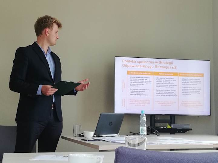 Cover image for Report writing and business intelligence