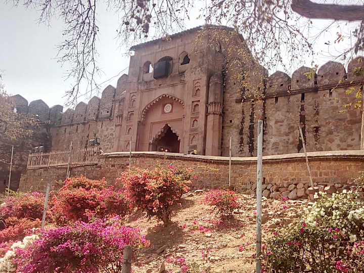 Cover image for Lucknow  to Jhansi Cab