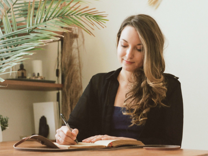 Cover image for Bestselling Substack: From the Desk of Amy Suto