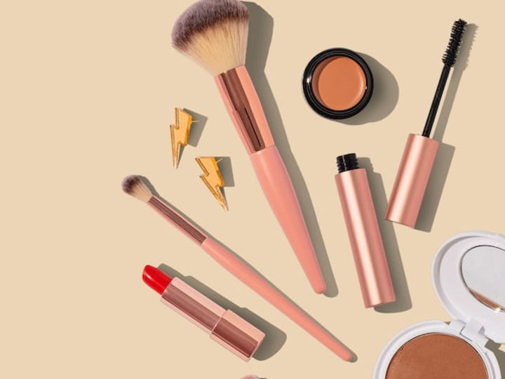 Cover image for These Best-Selling Beauty Products Are All Under $15 On Amazon