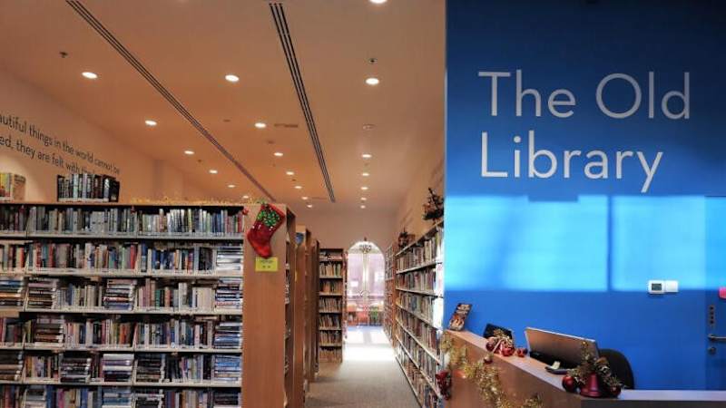 Cover image for THE OLD LIBRARY