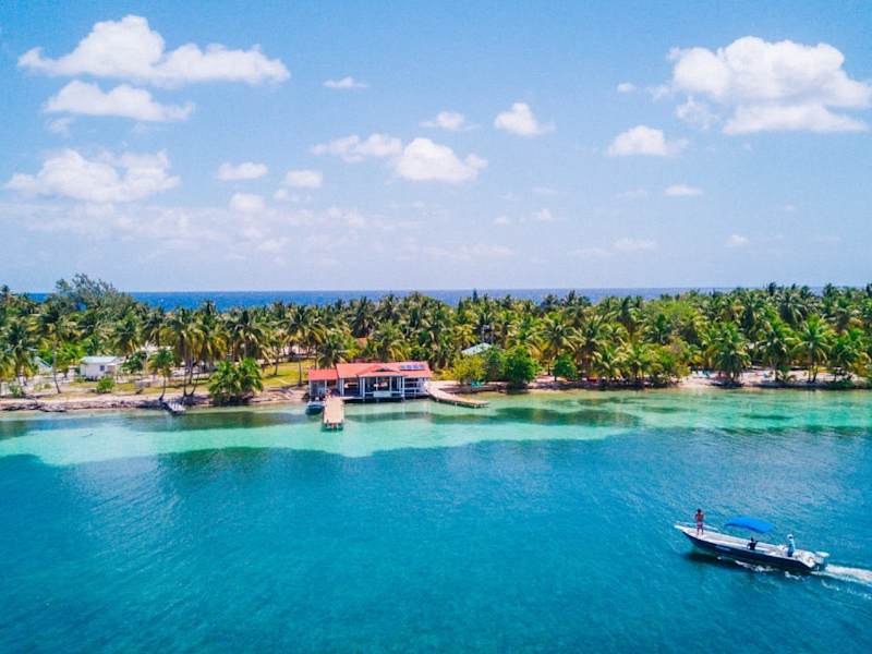 Cover image for Belize: The Small Caribbean Nation with More Than 400 Islands