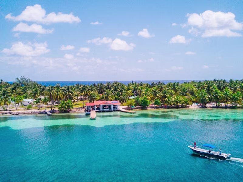 Cover image for Belize: The Small Caribbean Nation with More Than 400 Islands