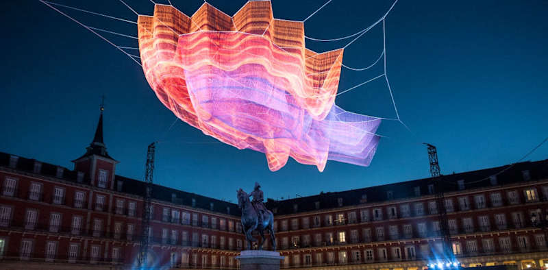 Cover image for A sculptor of wind explains how to make fiber dance far above c…