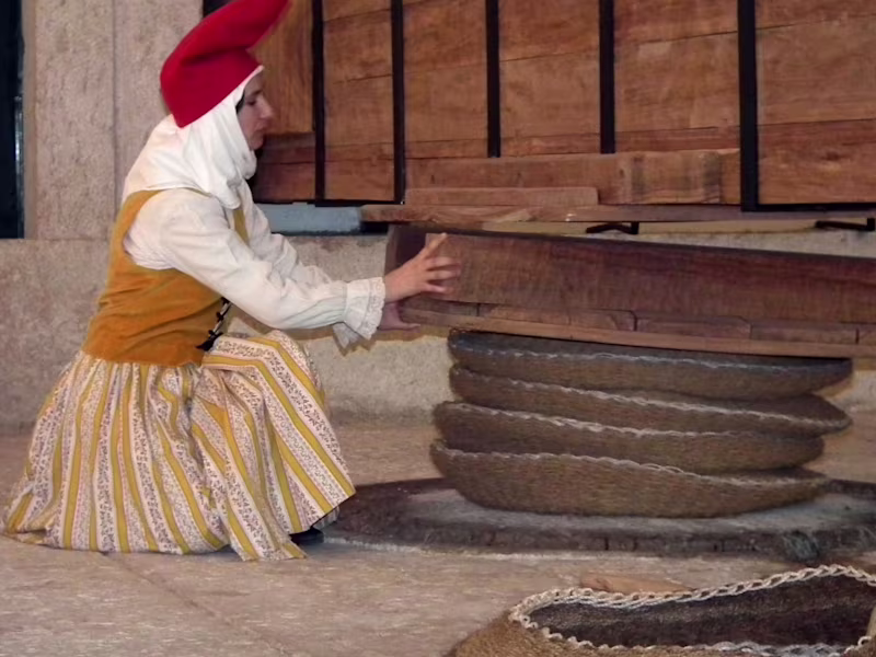 Cover image for De la tradición venimos y a la tradición volvemos