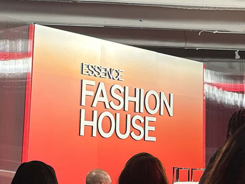 Cover image for Essence Fashion House