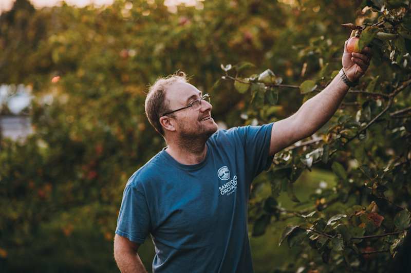 Cover image for Heritage hunter: rediscovering lost apple varieties