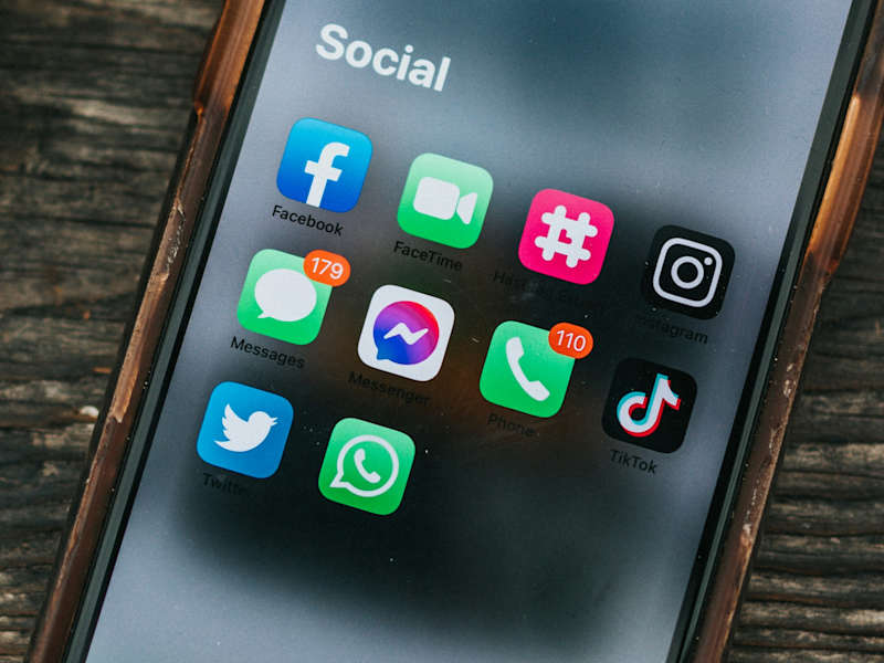Cover image for Social Media Visual Branding