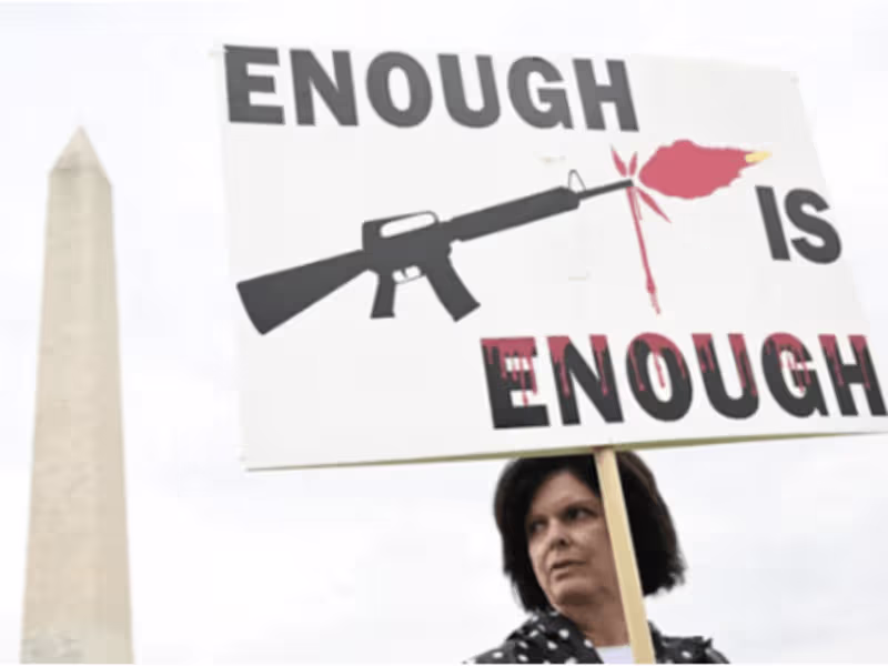 Cover image for Gun Control: A Controversial Issue in America