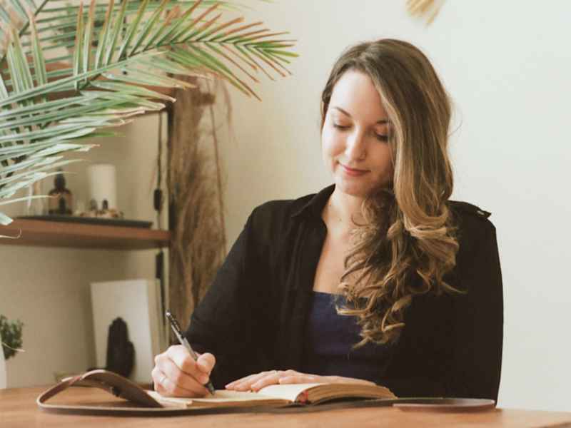 Cover image for Bestselling Substack: From the Desk of Amy Suto