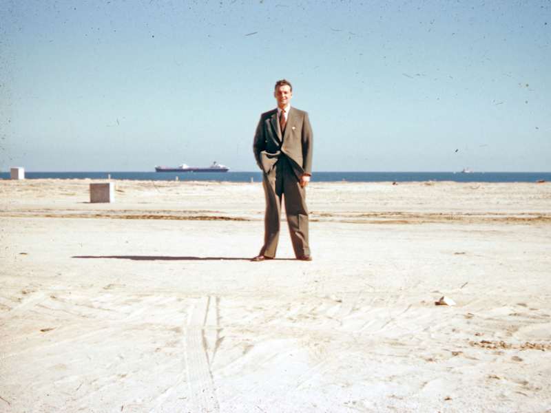 Cover image for Death of a Salesman and the Modern Tragedy