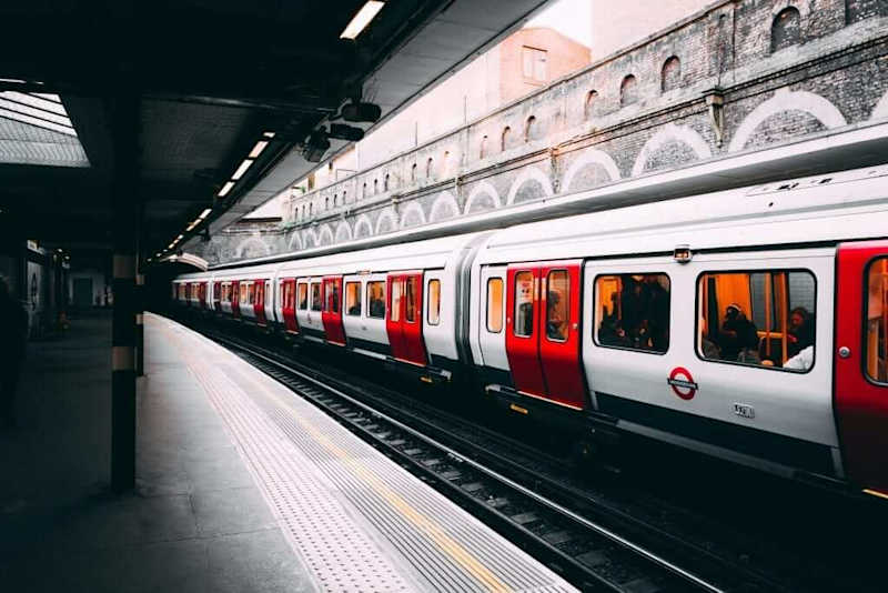 Cover image for Hey Explorer: 33 Things London is Famous For