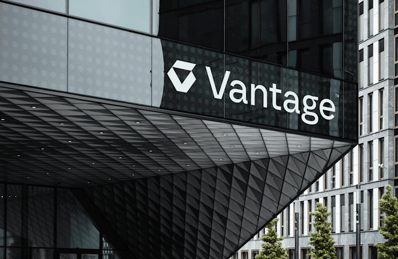 Cover image for Vantage