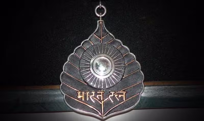 Cover image for BHARAT RATNA