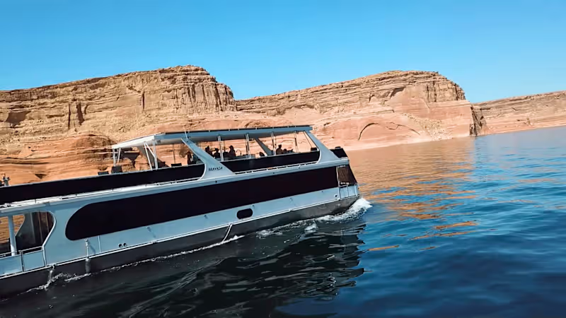 Cover image for Family vacation, saving memories