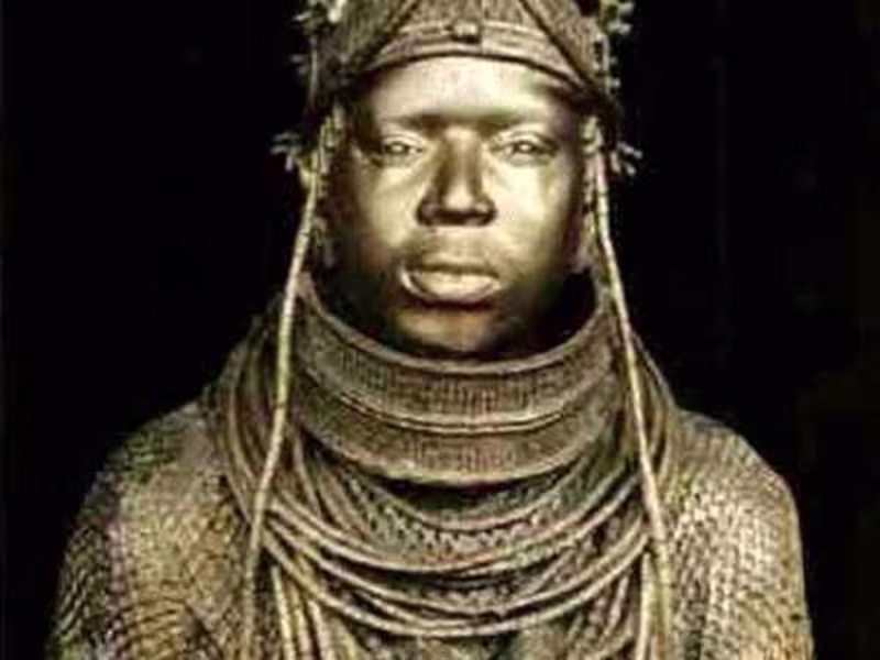 Cover image for Izogie; the tale of a cursed throne (short story)