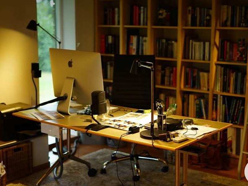 Cover image for A writer who writes like a human. 