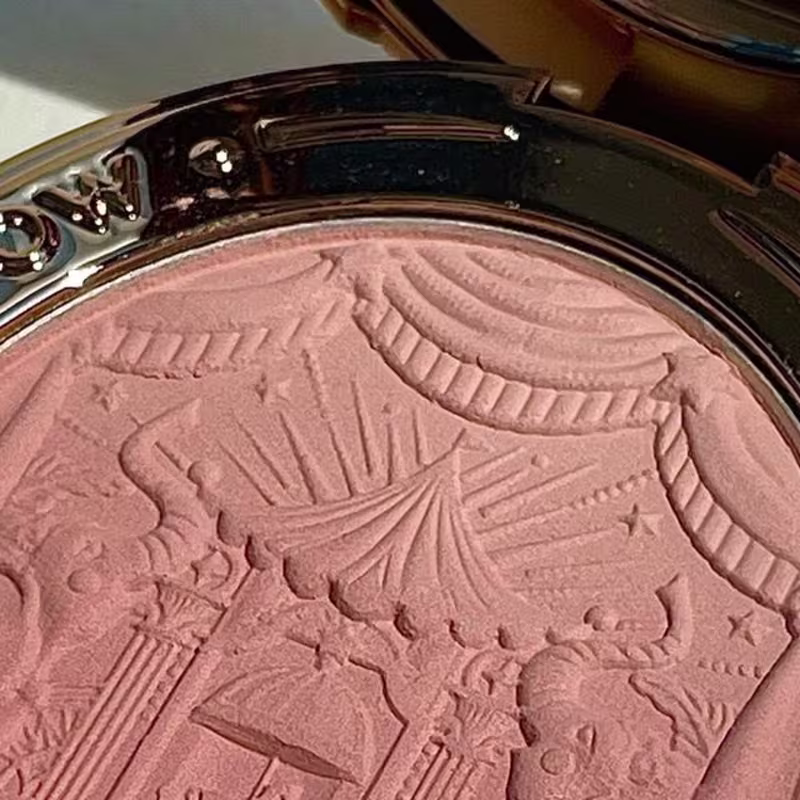 Cover image for ꪑ꠸ꪀꪖꫝ꠸ꪶ on Instagram: “PERFECTLY PRETTY ✨
.
.
.
.
#makeup #beau…