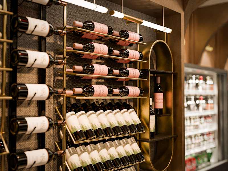 Cover image for Kennedian Liquor Store