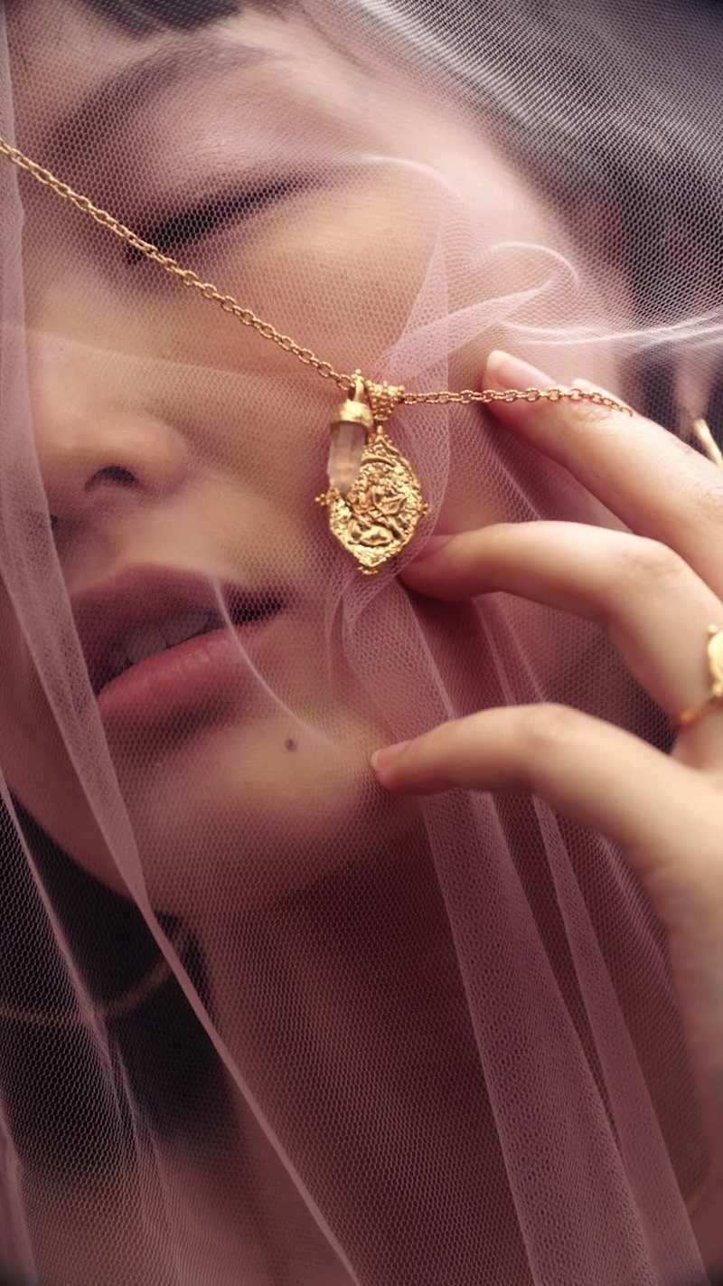 Cover image for On an island where beauty