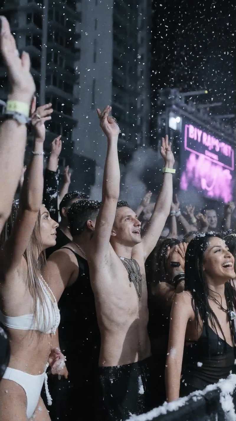 Cover image for AI Christmas techno rave. 🎉